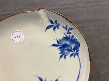 Une coupe en forme de p&ecirc;che en porcelaine de Chine en bleu et blanc ko-sometsuke pour le march&eacute; japonais, Tianqi